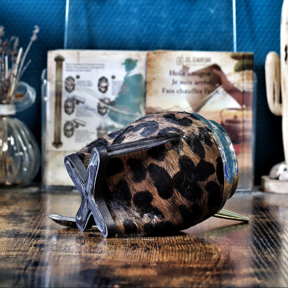 Vue détaillée de la base du maté Torpedo Animal Print, mettant en évidence ses pieds renforcés en cuir véritable cousus à la main