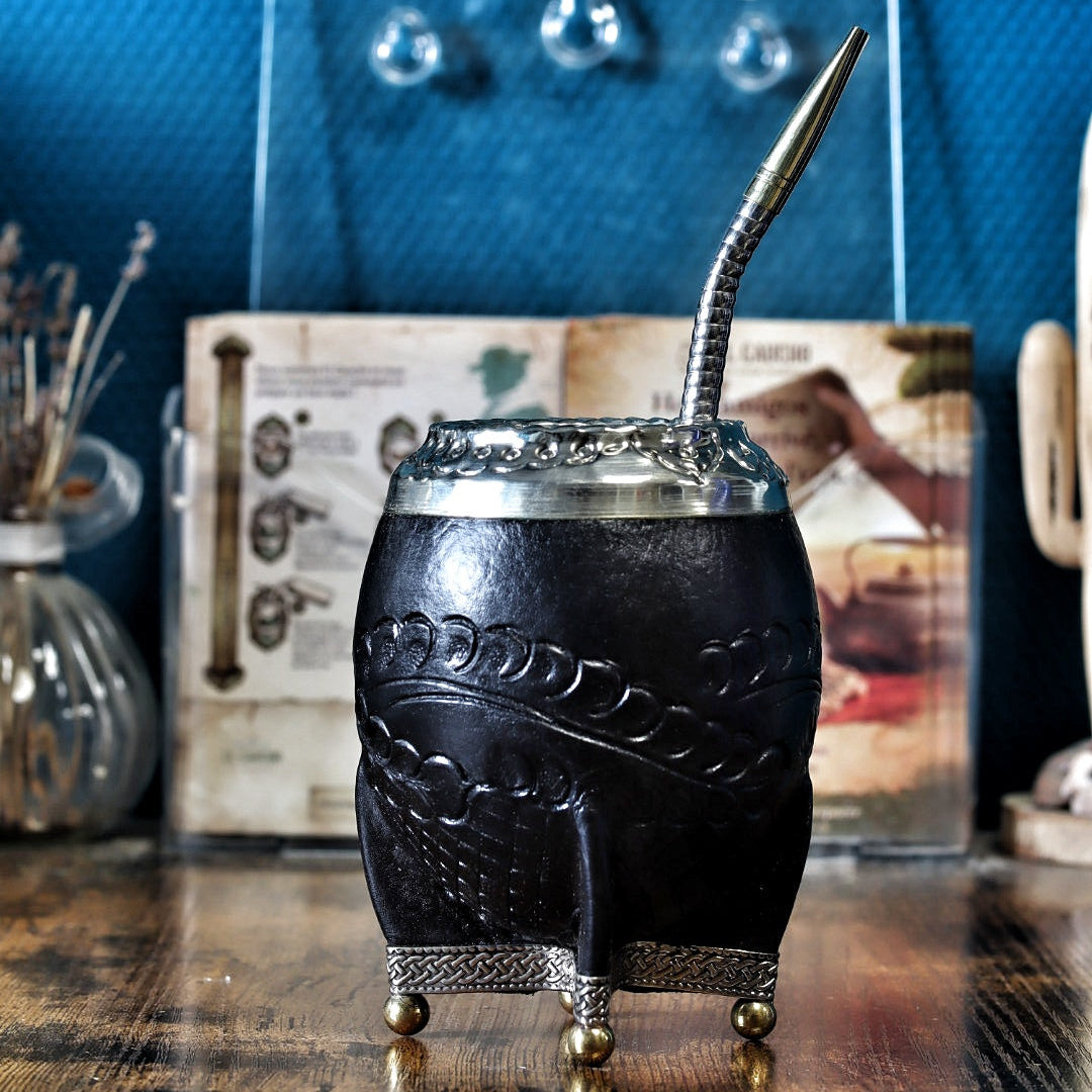 Maté Torpedo en cuir noir labrado avec virole en Alpaca et perles de bronze et son bombilal en acyer inox