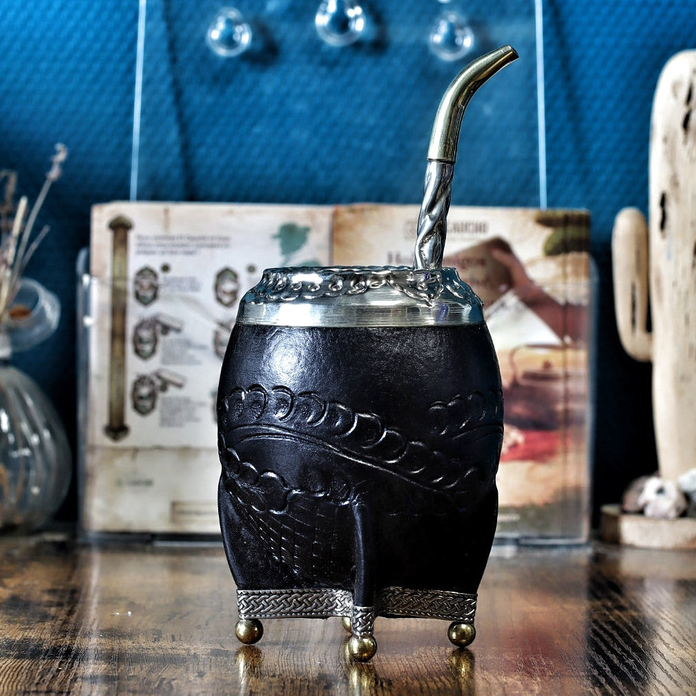 Maté Torpedo en cuir noir labrado avec virole en Alpaca et perles de bronze et son bombilal en acyer inox