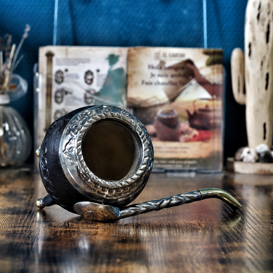 Maté Torpedo en cuir noir labrado avec virole en Alpaca et perles de bronze et son bombilal en acyer inox