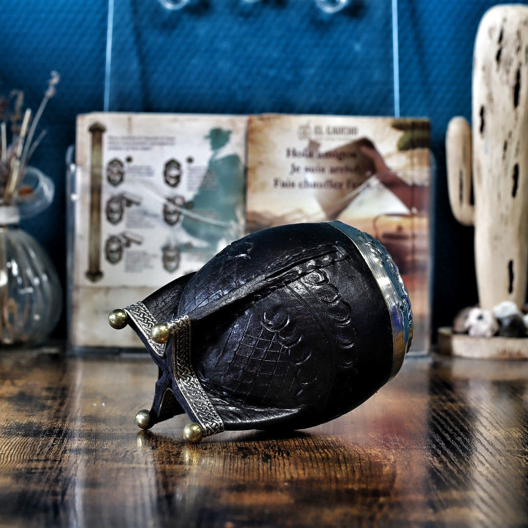 Détail de la base du maté montrant les billes de bronze et la couture du cuir noir.