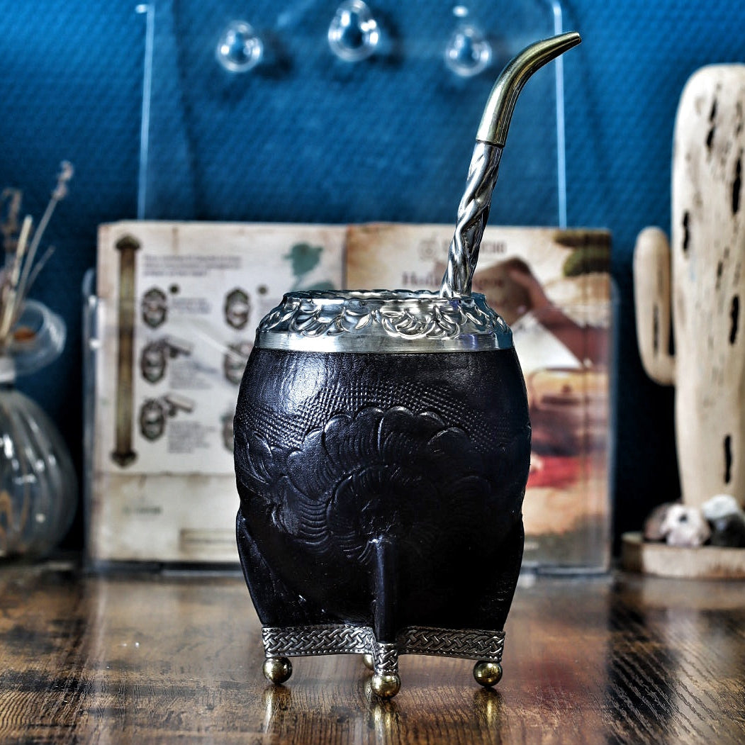 Maté Torpedo noir présenté avec le bombillón premium en option pack.