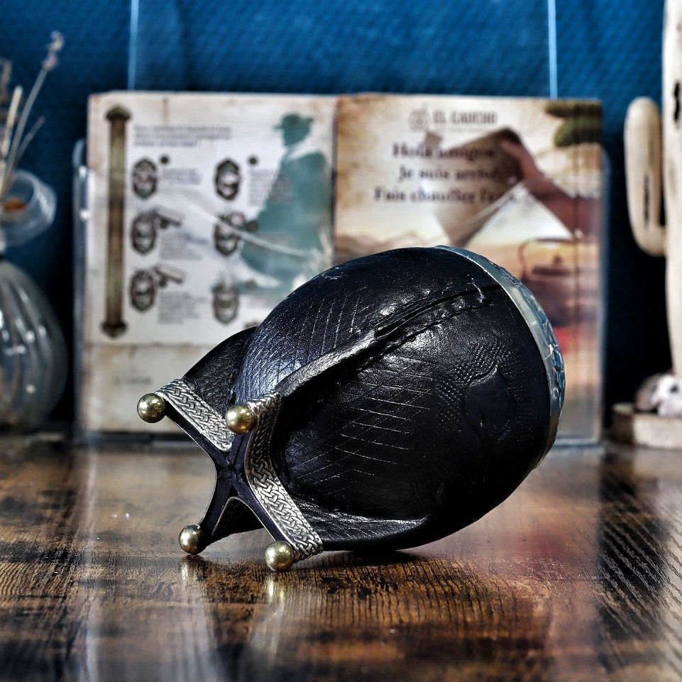 Vue de la texture du cuir noir sculpté et de la base stable en bronze