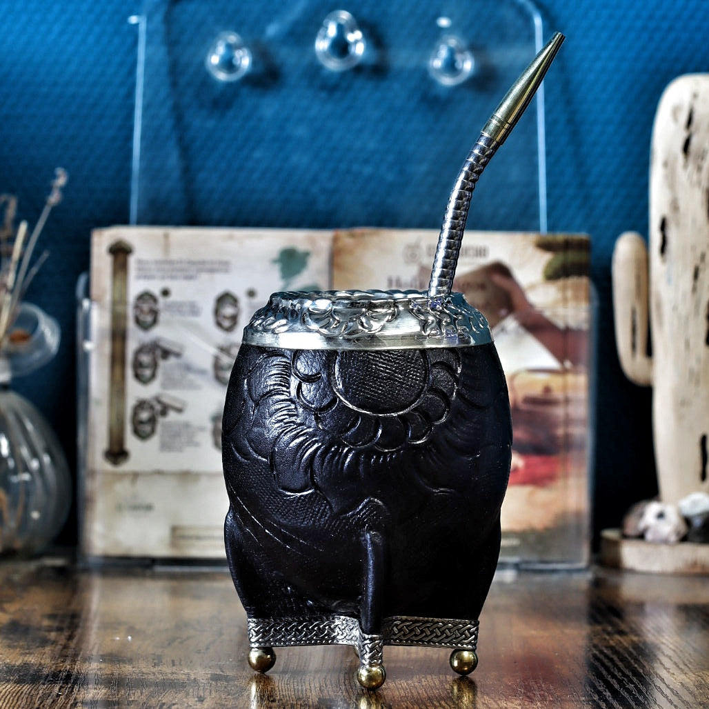 Maté Torpedo noir labrado avec bombilla en acier inox et finitions bicolores bronze.