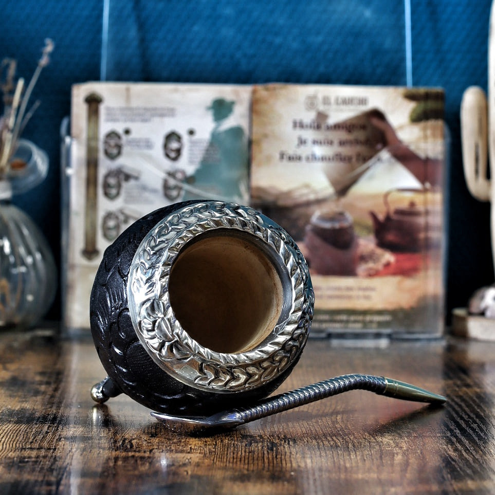 Maté Torpedo noir labrado avec bombilla en acier inox et finitions bicolores bronze.