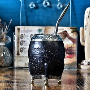 Maté Torpedo noir labrado avec bombilla en acier inox et finitions en bronze.