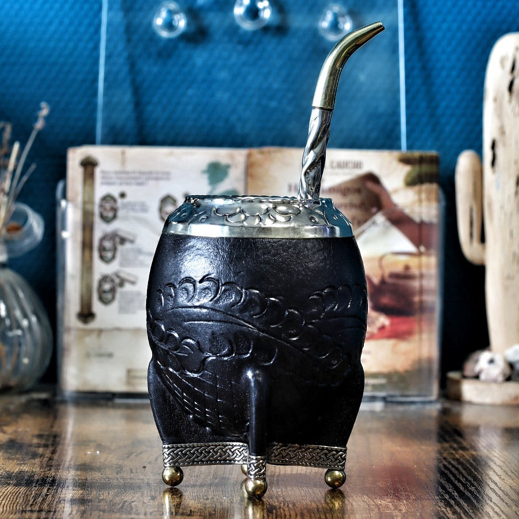 Maté Torpedo noir labrado avec bombilla en acier inox et finitions en bronze.