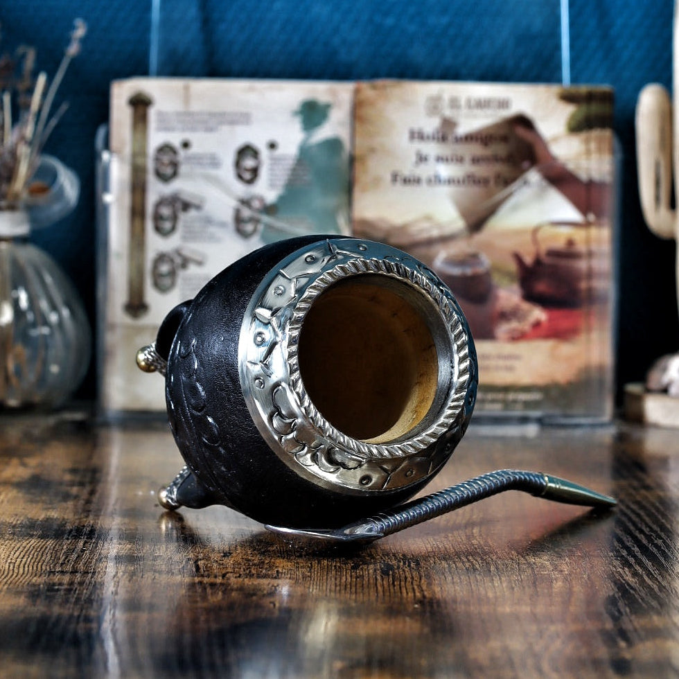 Maté Torpedo noir labrado avec bombilla en acier inox et finitions en bronze.