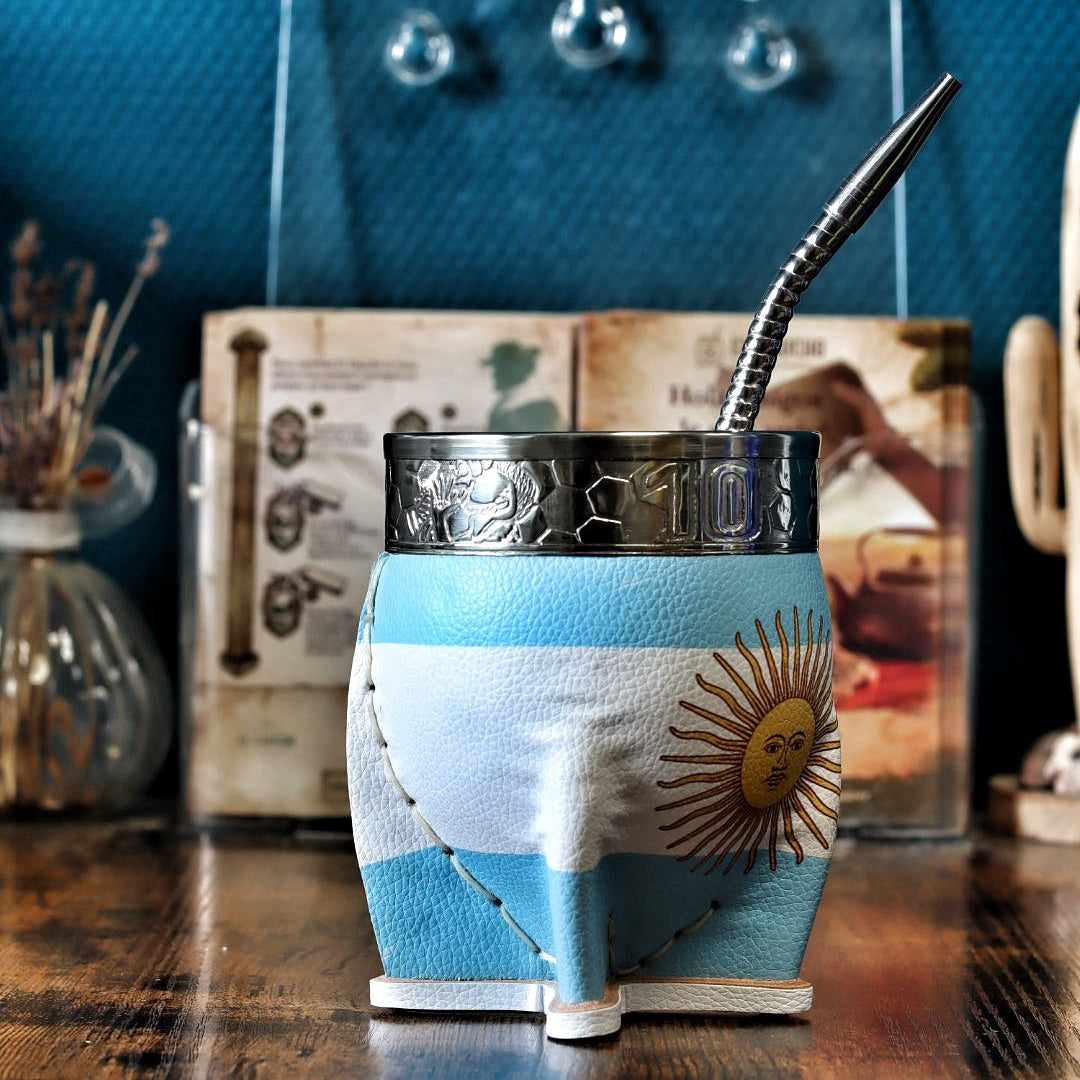 Maté Impérial artisanal en cuir aux couleurs de l'Argentine, virole en métal gravée du numéro 10, avec bombilla.