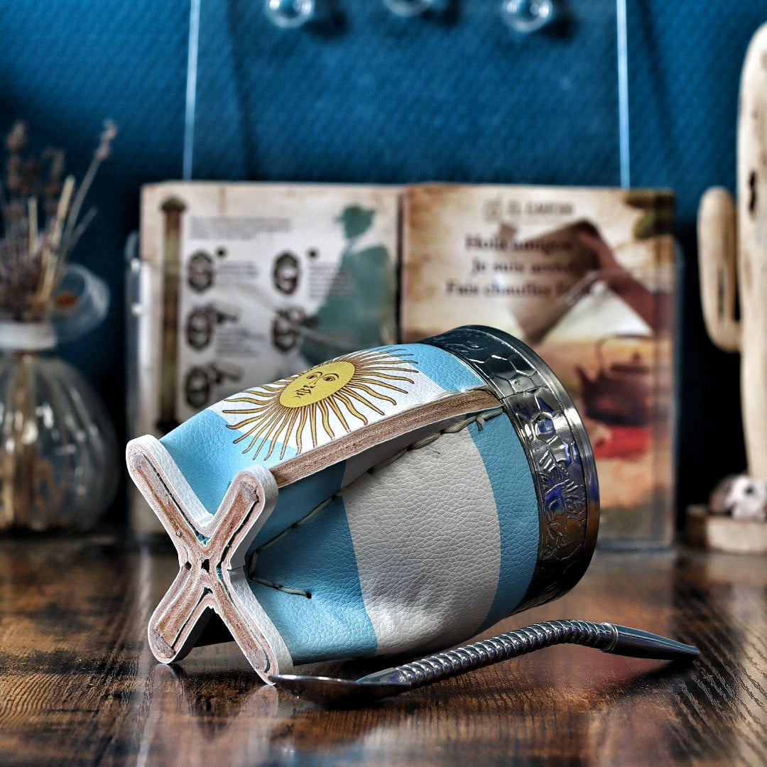 Détail de la base d'un maté artisanal, illustrant la finition soignée de la couture en croix sur le cuir aux couleurs de l'Argentine.