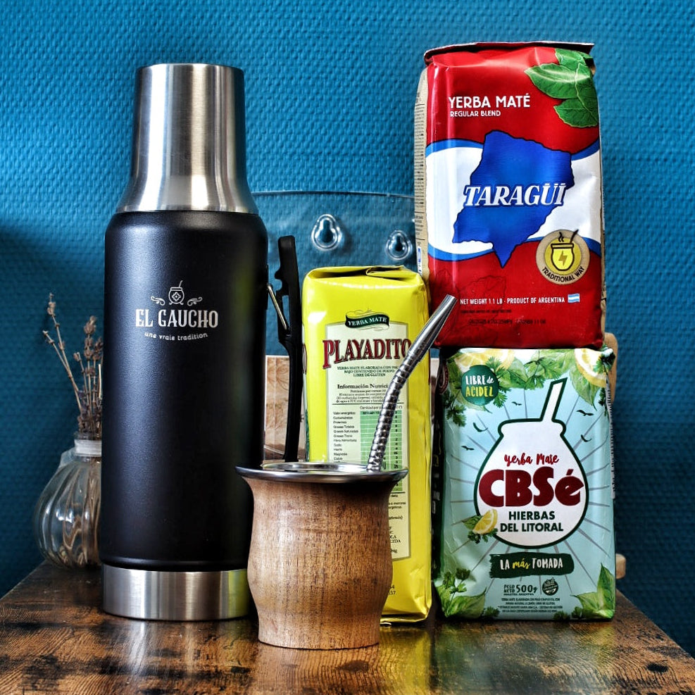 Pack Gaucho complet avec Maté Camionero Caroubier, bombilla, trio de yerba mate (1.5kg) et Thermo Gaucho 1,2L Noir.