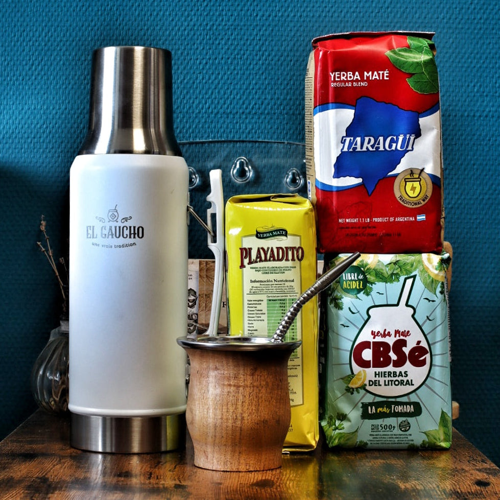Pack Gaucho complet avec Maté Camionero Caroubier, bombilla, trio de yerba mate (1.5kg) et Thermo Gaucho 1,2L Noir.