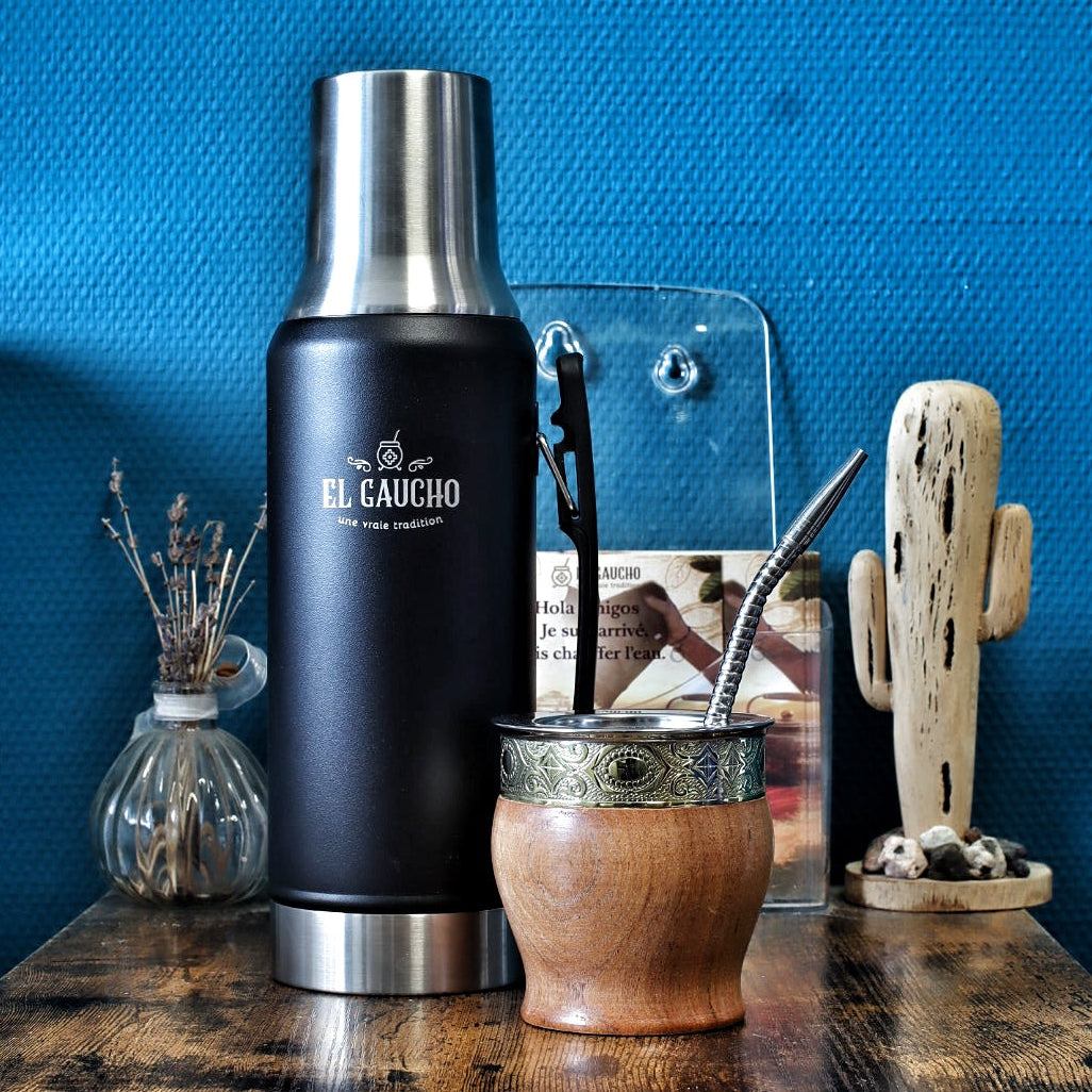 Pack matériel premium avec Thermo Gaucho 1,2L noire, Maté Impérial Barril abstrait en bois et bronze, et bombilla inox 