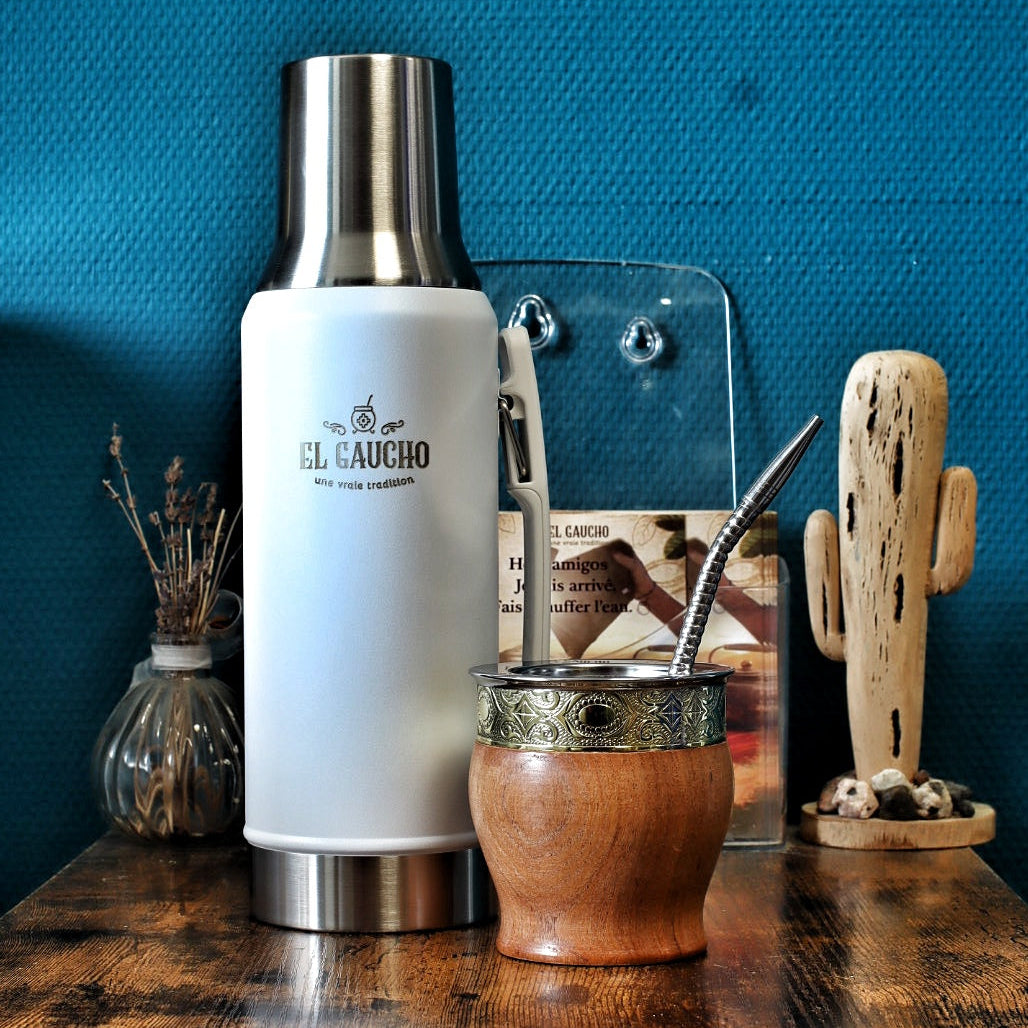 Pack matériel premium avec Thermo Gaucho 1,2L blanc, Maté Impérial Barril abstrait en bois et bronze, et bombilla inox 