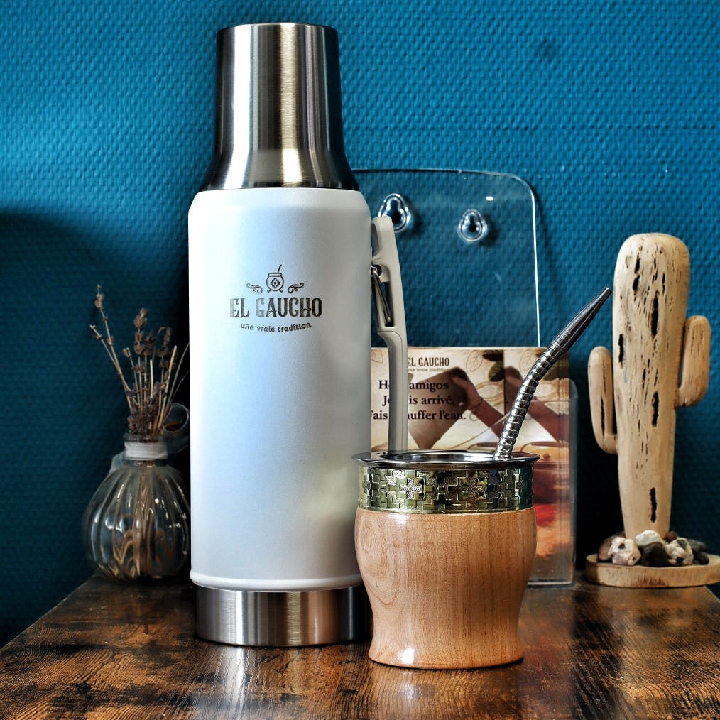 Pack matériel premium avec Thermo Gaucho 1,2L blanc, Maté Impérial Barril pampa en bois et bronze, et bombilla inox 
