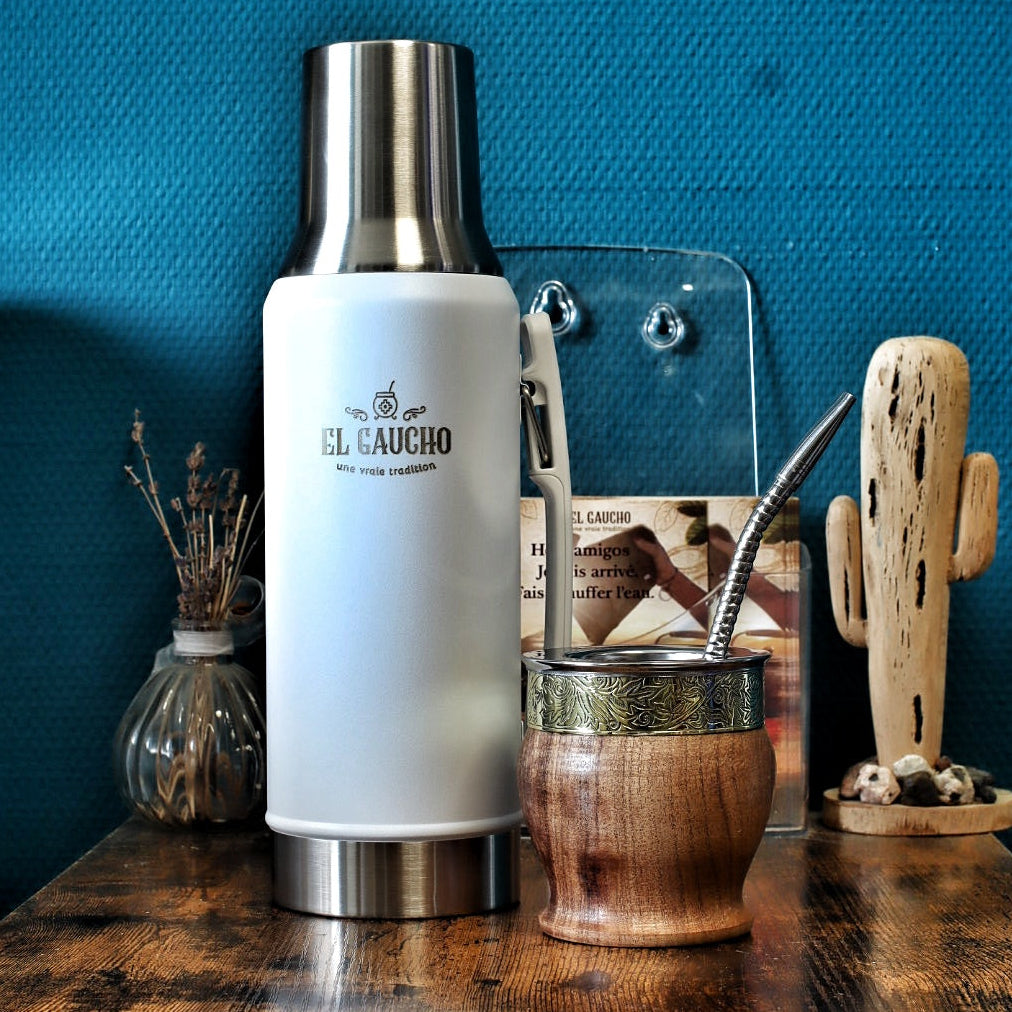 Pack matériel premium avec Thermo Gaucho 1,2L blanc, Maté Impérial Barril fleur en bois et bronze, et bombilla inox 