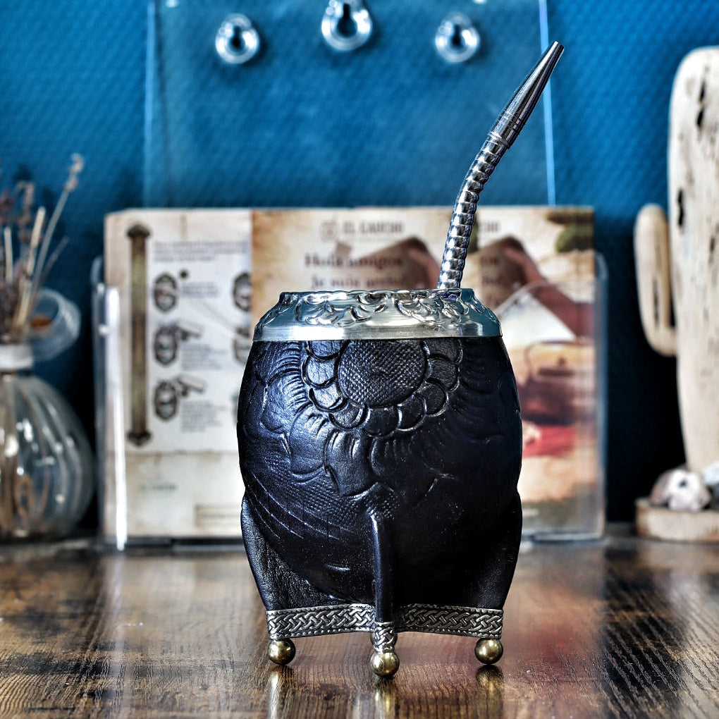 Maté Torpedo noir labrado avec virole en Alpaca ciselée de motifs floraux et bombilla inox.