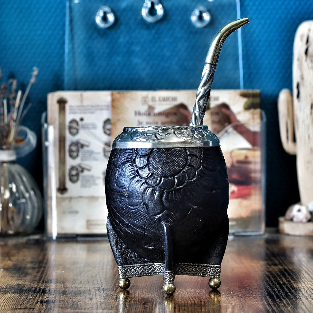 Maté Torpedo noir labrado avec virole en Alpaca ciselée de motifs floraux et bombilla inox.