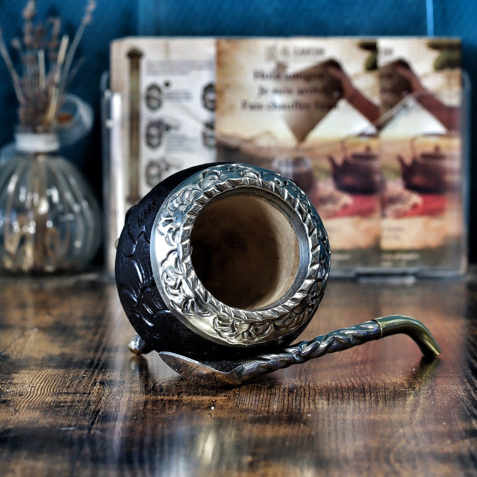 Maté Torpedo noir labrado avec virole en Alpaca ciselée de motifs floraux et bombilla inox.
