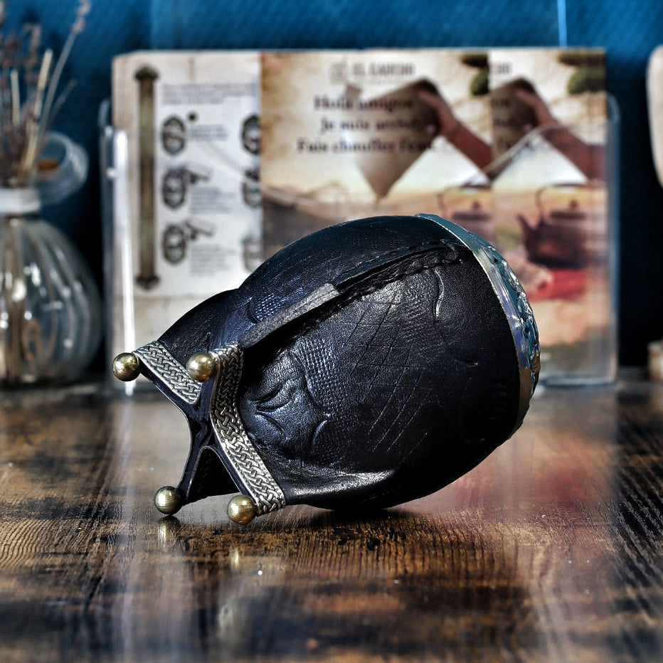 Détail de la texture sculptée du cuir noir labrado de ce maté argentin artisanal.