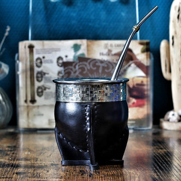 Maté Impérial Deluxe Noir avec virole en Alpaca ciselée, bandeau inox Pampa et bombilla à ressort offerte.