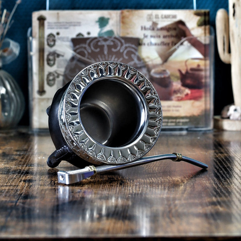 Maté Impérial Deluxe Noir avec virole en Alpaca ciselée, bandeau inox Pampa et bombilla à ressort offerte.