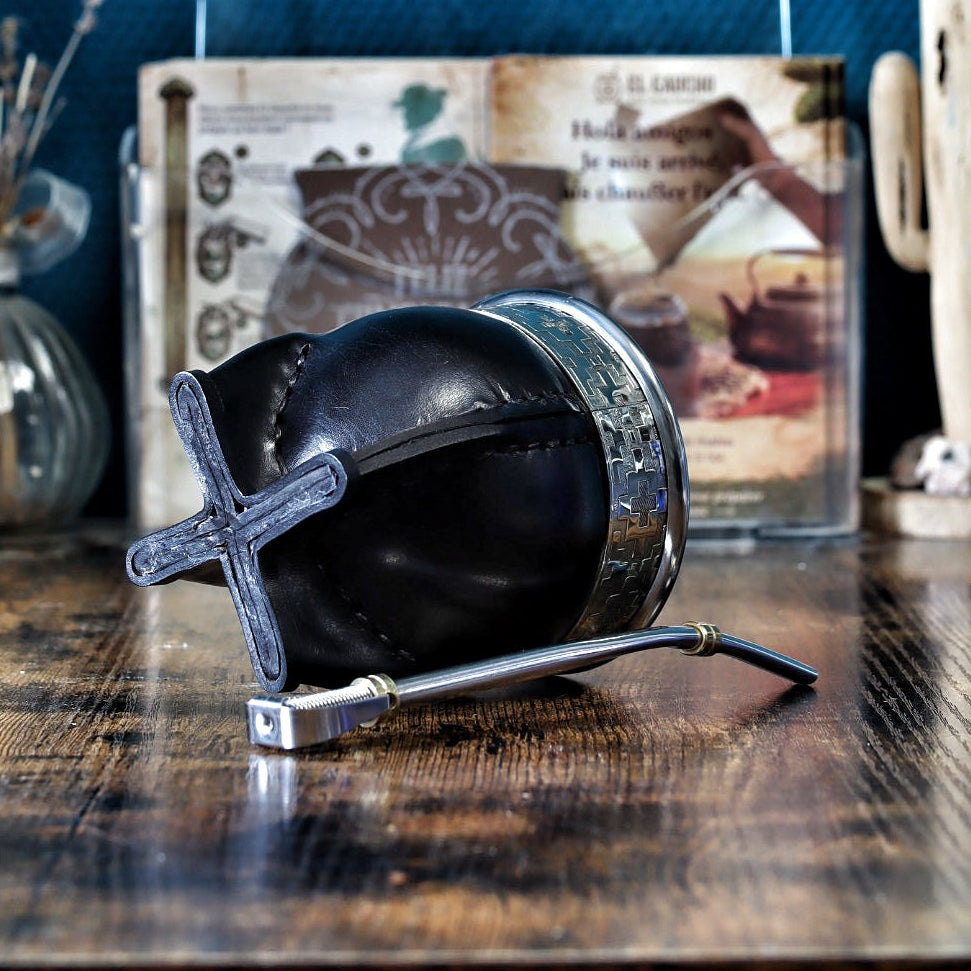 Vue de la base du maté impérial noir mettant en évidence les 4 pieds renforcés pour la stabilité.