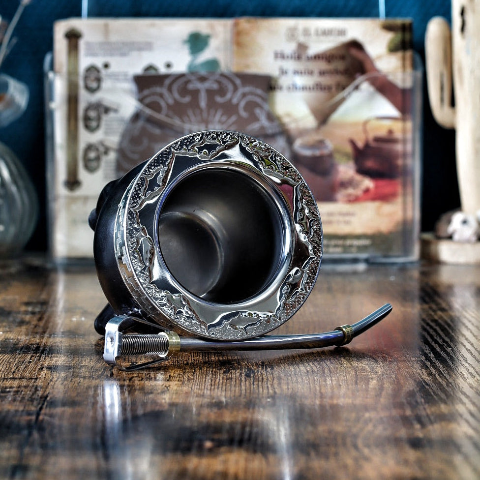 Maté Impérial Pampa style 2 couché montrant l'intérieur en acier inoxydable double couche isotherme.