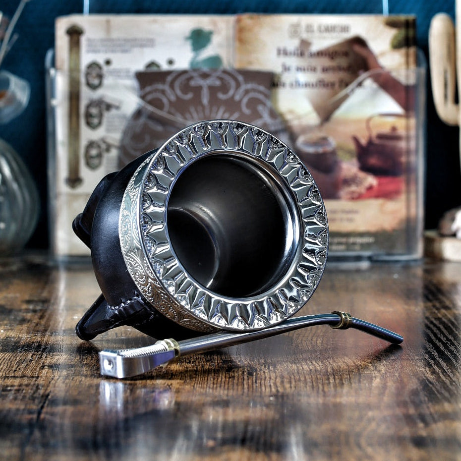 Maté Impérial Deluxe Noir Abstrait avec virole en Alpaca ciselée et bombilla à ressort offerte.