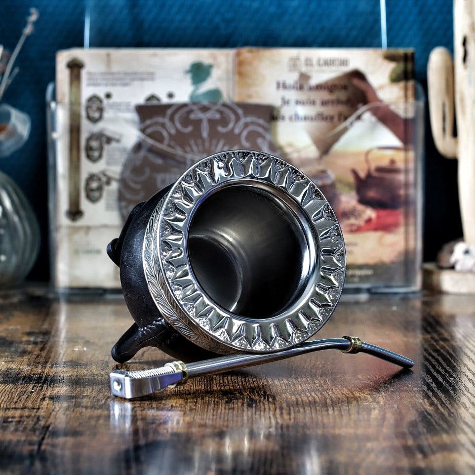 Maté Impérial Floral couché montrant l'intérieur inox isotherme et la virole en Alpaca gravée selon le Motif 1.