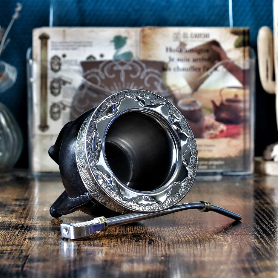 Maté Impérial Floral couché montrant l'intérieur inox isotherme et la virole en Alpaca gravée selon le Motif 2.