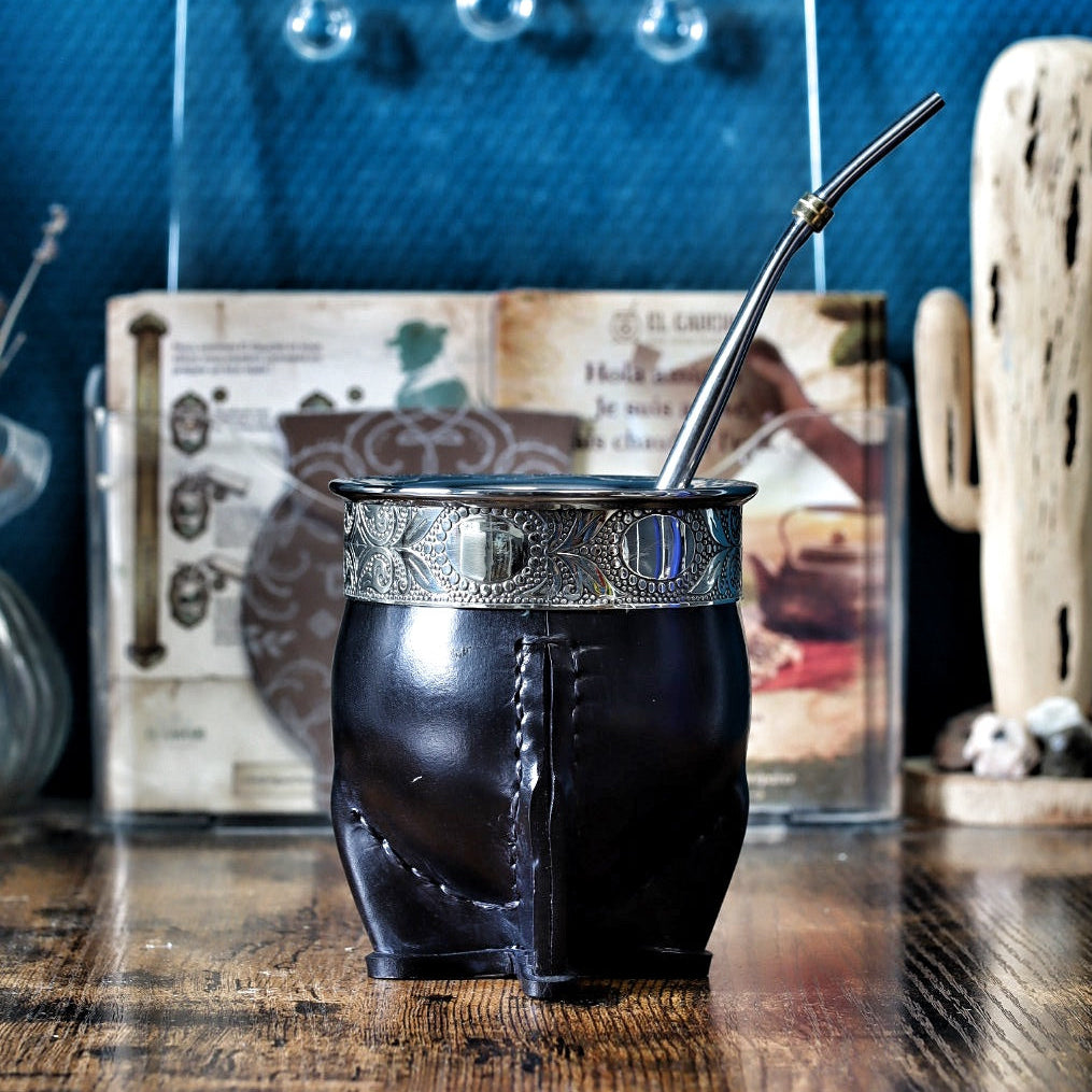 Maté Impérial Deluxe Noir Abstrait avec virole en Alpaca ciselée et bombilla à ressort offerte.