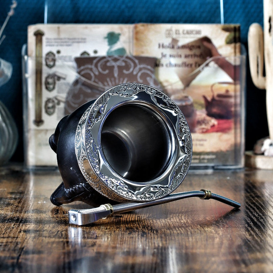 Maté Impérial Abstrait couché montrant l'intérieur inox isotherme et la virole en Alpaca gravée selon le Motif 2.