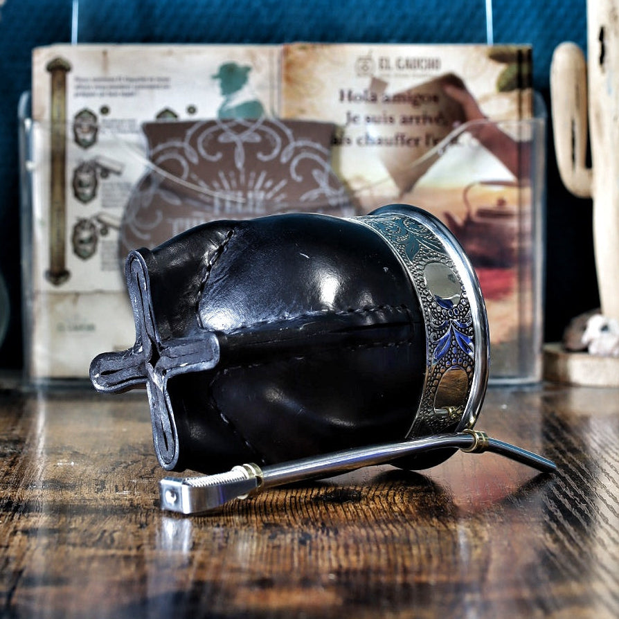 Vue de la base du maté impérial noir mettant en évidence les 4 pieds renforcés pour une stabilité parfaite.