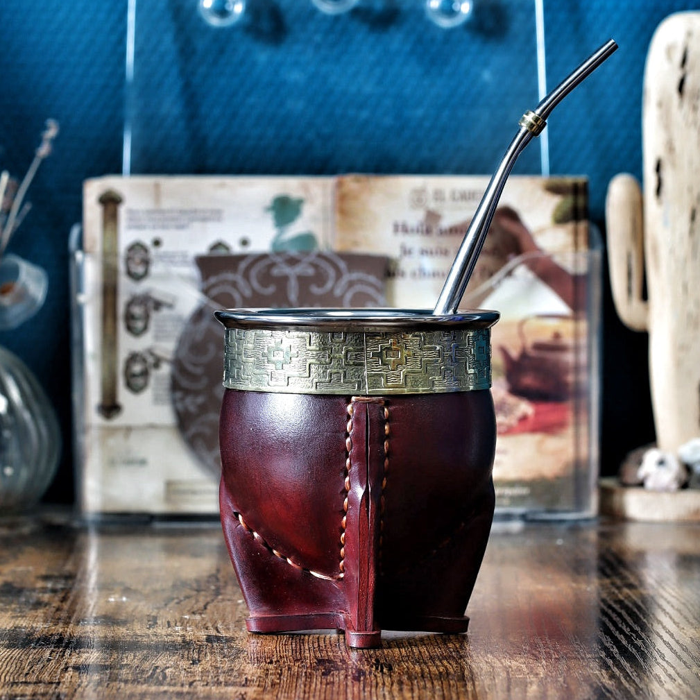 Maté Borravino avec Bombilla : Maté Impérial Deluxe Pampa en cuir borravino (bordeaux) debout avec sa bombilla à ressort en inox incluse.