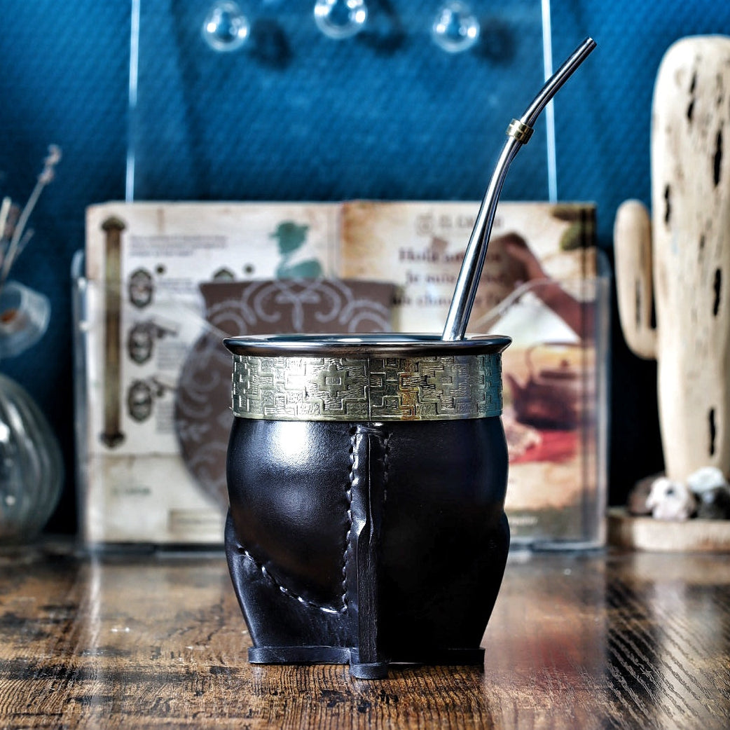 Maté Noir avec Bombilla : Maté Impérial Deluxe Pampa en cuir noir debout avec sa bombilla à ressort en inox offerte, set complet pour la dégustation.