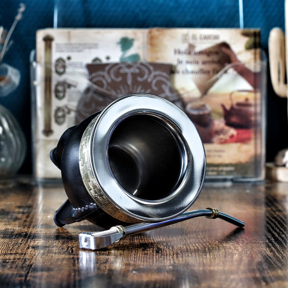 Maté Noir avec Bombilla : Maté Impérial Deluxe Pampa en cuir noir debout avec sa bombilla à ressort en inox offerte, set complet pour la dégustation.