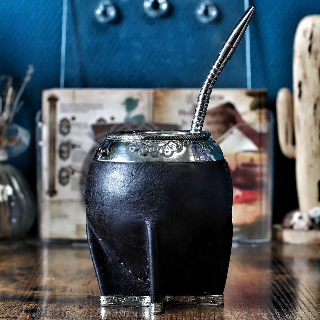 Maté Torpedo Impérial en cuir noir avec virole ciselée au lacre, couronne en bronze et bombilla en acier inoxydable incluse.