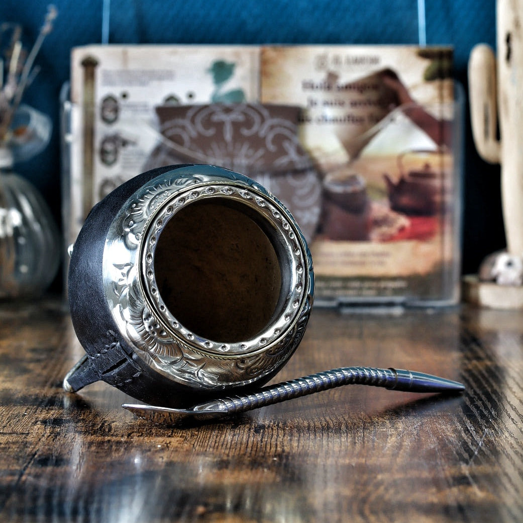 Maté Torpedo Impérial en cuir noir avec virole ciselée au lacre, couronne en bronze et bombilla en acier inoxydable incluse.