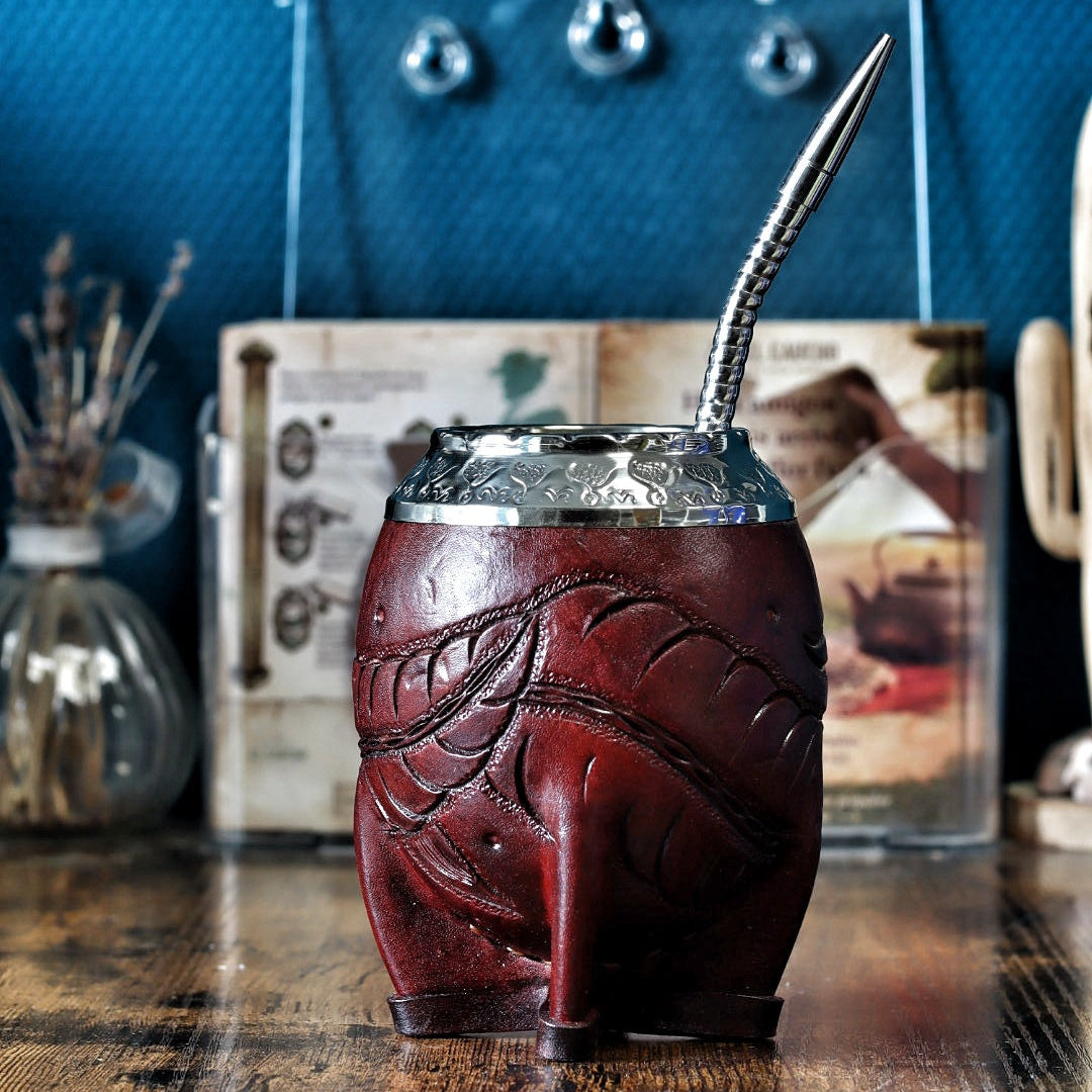 Maté Torpedo labrado borravino avec motifs de feuilles sculptés, virole ciselée et bombilla inox incluse.