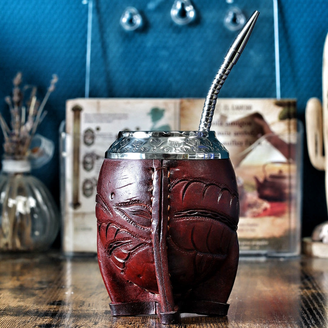 Maté Torpedo labrado borravino avec motifs de feuilles sculptés, virole ciselée et bombilla inox incluse.