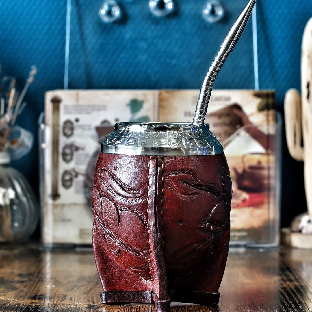 Maté Torpedo labrado borravino N°2 avec motifs de feuilles sculptés et le détail de la couture à la main, virole ciselée.