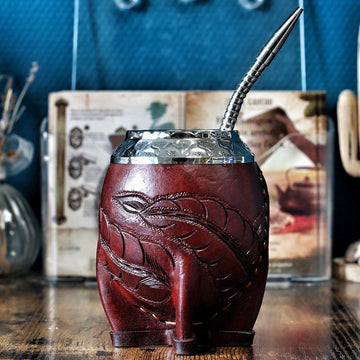 Maté Torpedo labrado borravino (Pièce N°3) avec motifs de feuilles sculptés, virole ciselée et bombilla inox incluse