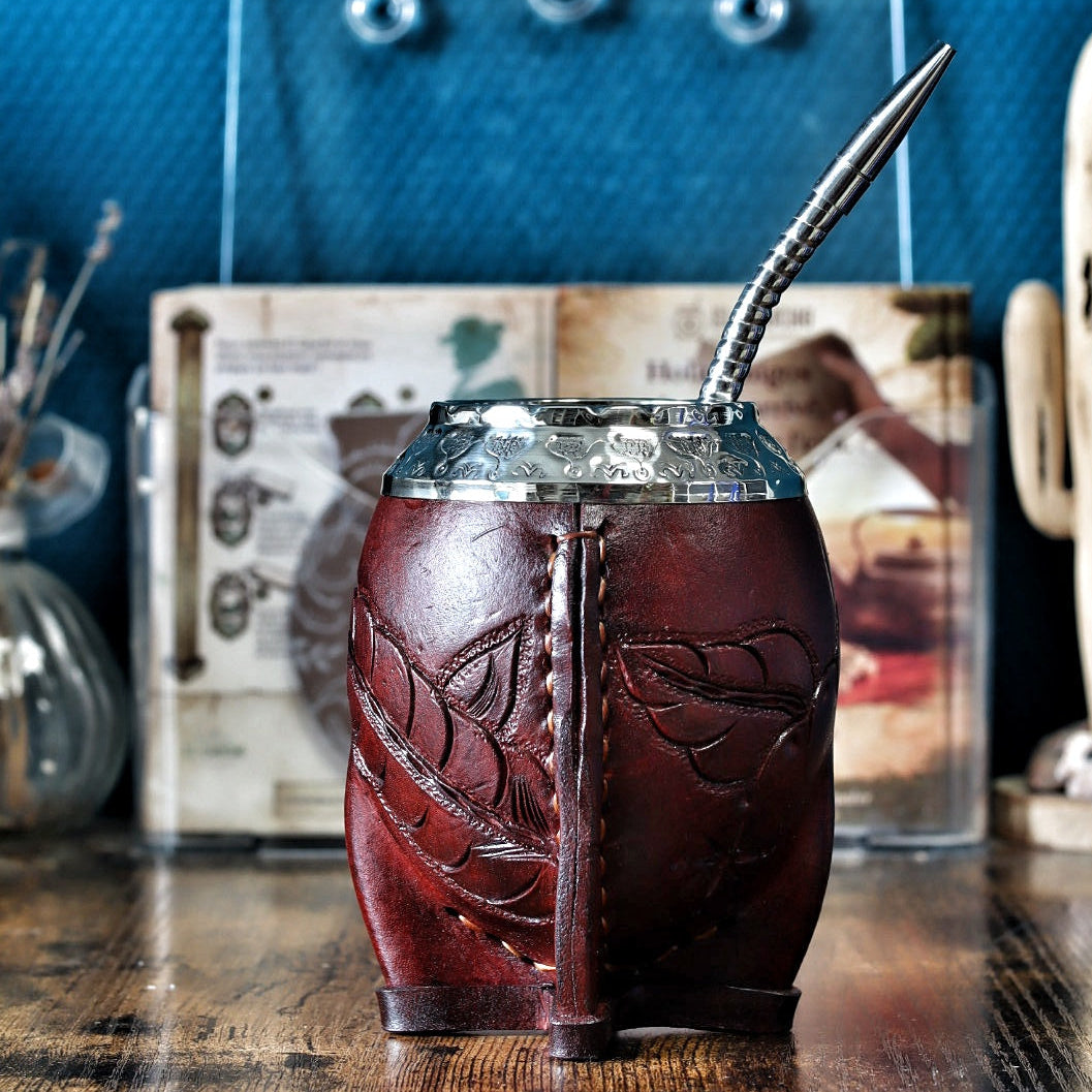 détails de feuilles sculptées à la main sur le cuir borravino N°3 et virole en Alpaca.