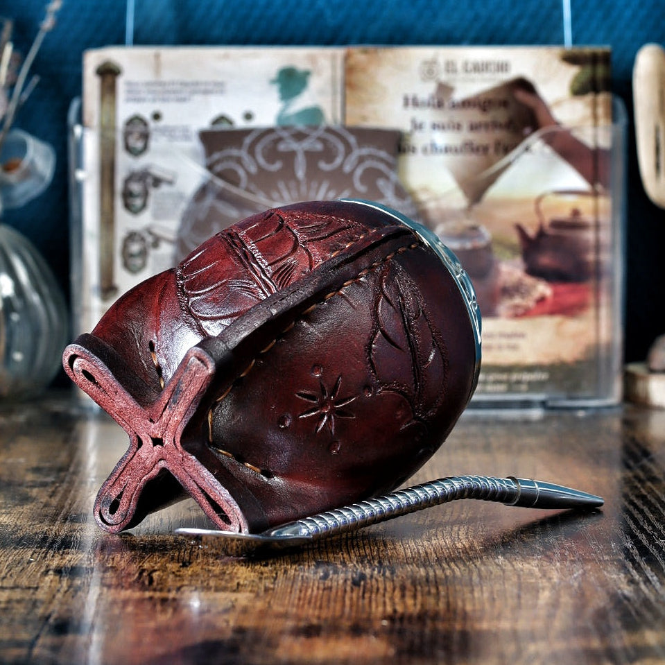 Maté Torpedo labrado borravino N°3 avec motifs de feuilles sculptés et le détail de la couture à la main, virole ciselée.