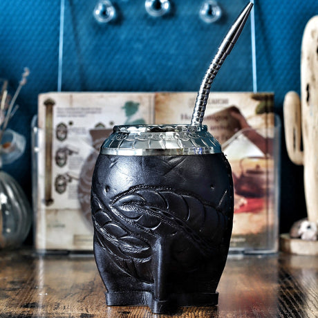 Maté Torpedo labrado en cuir noir avec virole ciselée et sa bombilla en acier inoxydable incluse.
