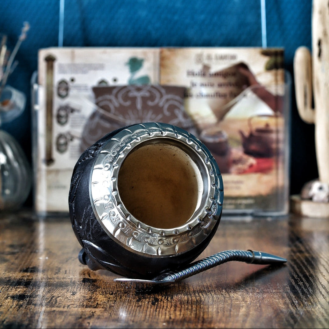 Maté Torpedo labrado en cuir noir avec virole ciselée et sa bombilla en acier inoxydable incluse.