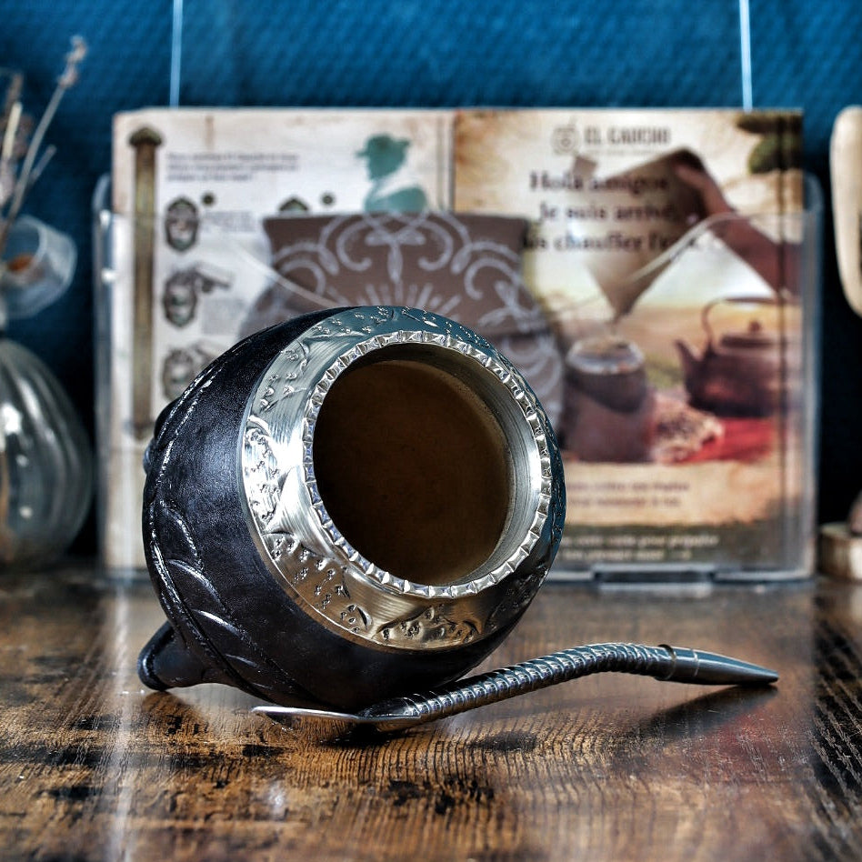 Détail du cuir sculpté à la main (technique labrado) sur le maté torpedo noir numéro 2 avec motifs en relief.