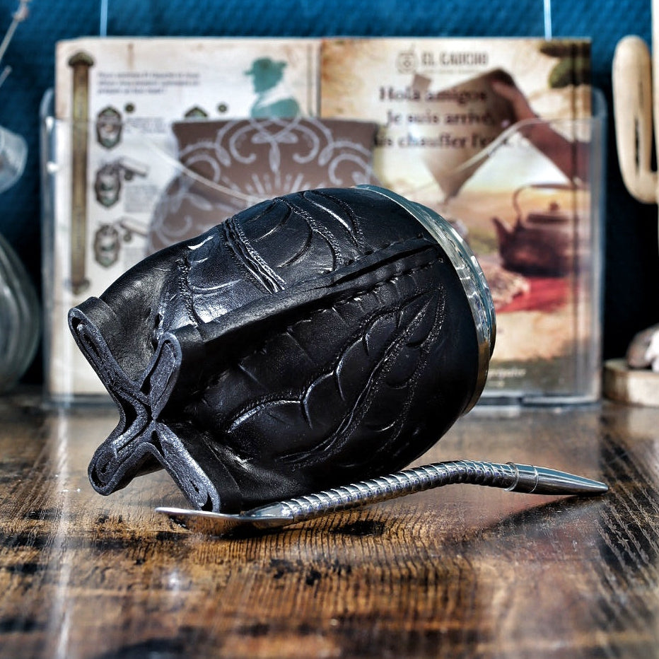 Vue des 4 pieds renforcés du maté torpedo noir assurant une stabilité optimale sur toutes les surfaces.