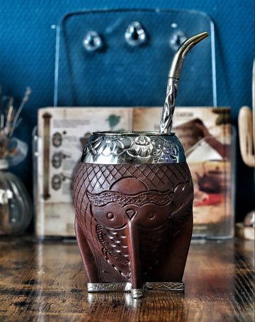 Maté Torpedo labrado marron avec hibou sculpté à la main, virole ciselée en Alpaca avec bombillon especial